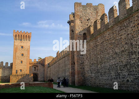 Este ist eine Stadt und Comune von Provinz von Padua, in der Region Venetien, Norditalien. Die Wände des Schlosses Carrarese, baute es um 1339 auf den Trümmern des Schlosses Este.  Die Wände bilden ein Polygon umgeben von Türmen in regelmäßigen Abständen. Heute ist das Innere des Schlosses als Garten genutzt. Stockfoto