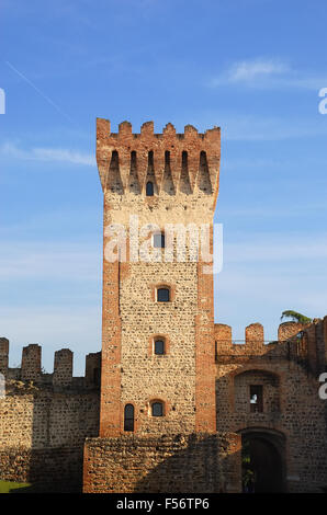 Este ist eine Stadt und Comune von Provinz von Padua, in der Region Venetien, Norditalien. Die Wände des Schlosses Carrarese, baute es um 1339 auf den Trümmern des Schlosses Este.  Die Wände bilden ein Polygon umgeben von Türmen in regelmäßigen Abständen. Heute ist das Innere des Schlosses als Garten genutzt. Stockfoto