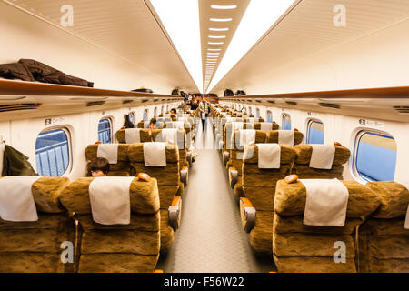 Japanischen Shinkansen. Blick entlang Bullet Train Innenraum, reservierte zwei durch zwei Sitzplätze auf der Sakura klasse Service, N-Serie 700-7000. Stockfoto