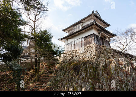 Japan, Takahashi. Bitchu Matsuyama Castle. Die niju Yagura, zwei-Turm, an der Spitze der natürlichen Felsvorsprung mit Steinen Stufen zurück gebaut. Stockfoto