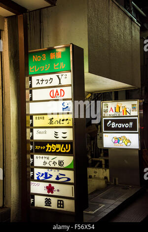 Straßenszene in Shimbashi Station, Minato-Ku, Tokyo, Japan Stockfoto