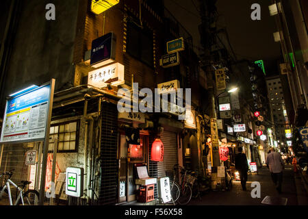 Straßenszene in Shimbashi Station, Minato-Ku, Tokyo, Japan Stockfoto