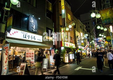 Straßenszene in Shimbashi Station, Minato-Ku, Tokyo, Japan Stockfoto