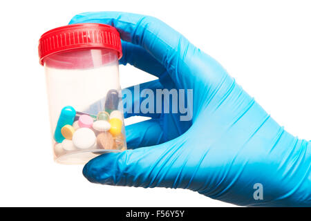 Nahaufnahme eines weiblichen Arzt Hand in blauen sterilisierte Operationshandschuh halten transparente Kunststoff steril Probe Sammlung conta Stockfoto