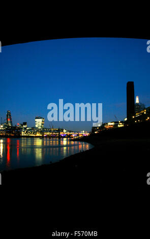 Zeigen Sie auf der Themse in Bankside, Tate Modern, Shard, Millennium Bridge und der City of London, London, UK an Stockfoto