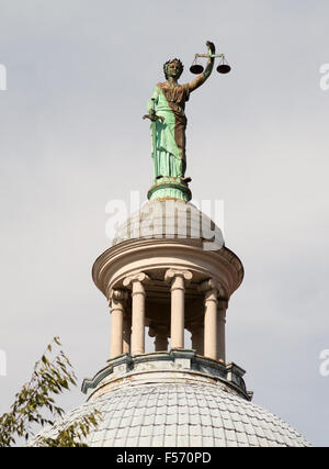 Bronze-Statue der Justitia mit Waage über die Augusta County Courthouse Gebäude Staunton, Virginia, USA Stockfoto