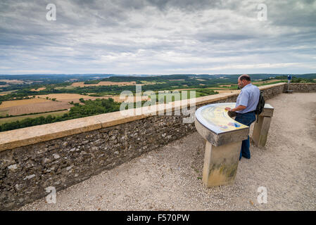 Touristen am Tisch der Orientierung auf der Terrasse an Vezelay, Burgund, Frankreich Stockfoto