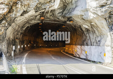 Eintretend im Inneren des Tunnels in Frankreich Stockfoto