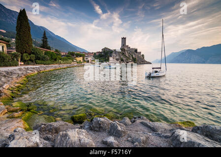 Scaliger Burg auf felsigen Küste, Malcesine, Italien, EU, Europa Stockfoto