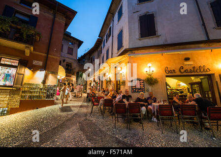 Restaurant in den Abend, Malcesine, Verona Provinz, Veneto, Italien Stockfoto