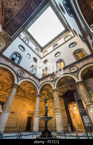 Kleine Engel Statue Brunnen Innenhof am Eingang des Palazzo Vecchio mit dem zentralen Putto Brunnen Stockfoto