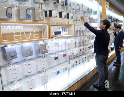 Seoul, Südkorea. 29. Oktober 2015. Samsung Electronics, 29. Oktober 2015: Menschen-Shop in einem Geschäft bei Samsung Electronics Hauptsitz in Seoul, Südkorea. Samsung Electronics, sagte am Donnerstag der Reingewinn stieg um 30 Prozent im dritten Quartal, unterstützt durch Chip Verkaufs- und Wechselkurse, berichteten lokale Medien. Bildnachweis: Lee Jae-Won/AFLO/Alamy Live-Nachrichten Stockfoto