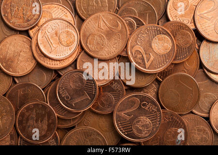 Euro-Cent-Münzen in einen Cent und zwei Cent Bezeichnungen. Stockfoto