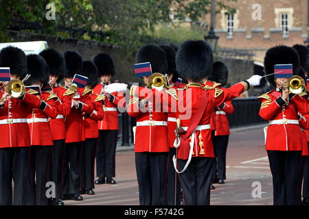 London, 20. Oktober 2015. Band der Scots Guards spielen in der Mall, wie chinesischen Staatspräsidenten Xi Jinping seines London-Besuchs beginnt Stockfoto