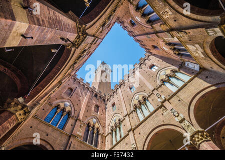 La Torre del Mangia in Siena gesehen vom Hof des Rathauses, Toskana, Italien, Europa Stockfoto