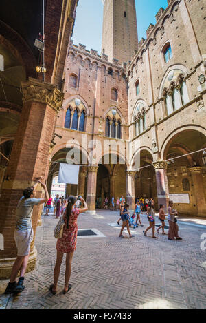 La Torre del Mangia in Siena gesehen vom Hof des Rathauses, Toskana, Italien, Europa Stockfoto