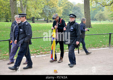 London. Ein Demonstrant mit eine tibetische Flagge wird von der Polizei abgeführt vor chinesischen Staatspräsidenten Xi Jinping in der Mall - Oktober 2015 Stockfoto
