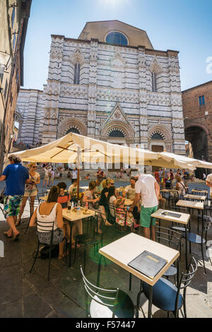 Eintritt in das alte Taufbecken in der Stadt Siena, Toskana, Italien. Stockfoto