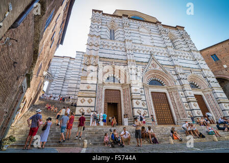 Eintritt in das alte Taufbecken in der Stadt Siena, Toskana, Italien. Stockfoto