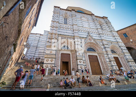 Eintritt in das alte Taufbecken in der Stadt Siena, Toskana, Italien. Stockfoto