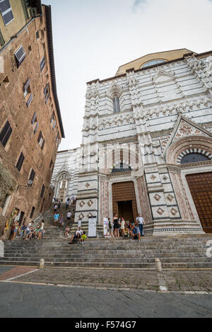 Eintritt in das alte Taufbecken in der Stadt Siena, Toskana, Italien. Stockfoto