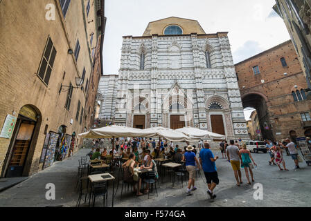 Eintritt in das alte Taufbecken in der Stadt Siena, Toskana, Italien. Stockfoto