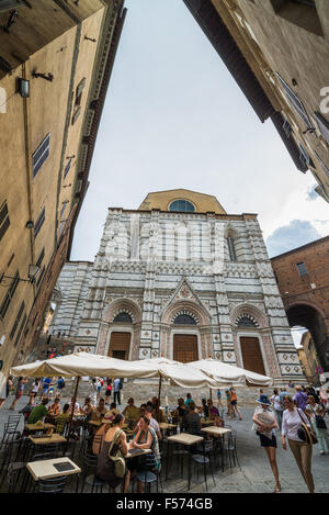 Eintritt in das alte Taufbecken in der Stadt Siena, Toskana, Italien. Stockfoto