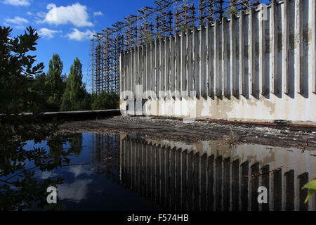 Antenne der sowjetischen OTH-Radar Duga-3, bekannt als Chernobyl-2, gesehen von der Spitze des Weltraums Kommunikationszentrum. Sperrzone von Tschernobyl, Ukraine Stockfoto