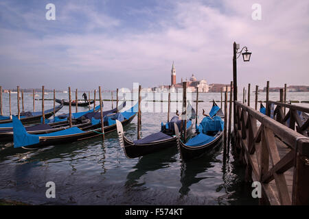 Gondeln vor Anker in der Nähe von San Marco mit St. Giorgio Maggiore in der Ferne - Venedig, Italien Stockfoto