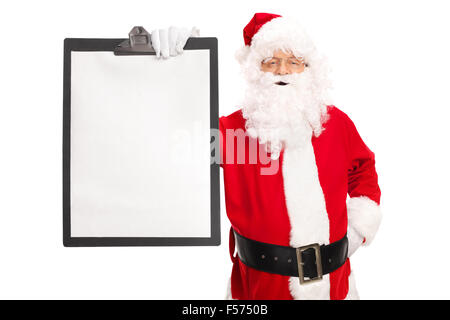 Santa Claus ein Klemmbrett mit einem leeren Blatt Papier festhalten und zeigen in Richtung der Kamera isoliert auf weißem Hintergrund Stockfoto