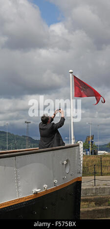 Touristische auf der SS Nomadic ein Foto der White Star Line Wimpel. Nomadische ist in Belfast Titanic Quarter Anker. Stockfoto