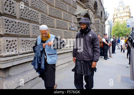 Vor Gericht erscheinen Szenen außerhalb der Old Bailey als Anjem Choudary und Abu Baraa durch video-Link. Choudary Bruder und Unterstützer zu besuchen, wie EDL-Mitglieder Featuring: Yazdani Choudary wo: London, Vereinigtes Königreich bei: 28. August 2015 Stockfoto