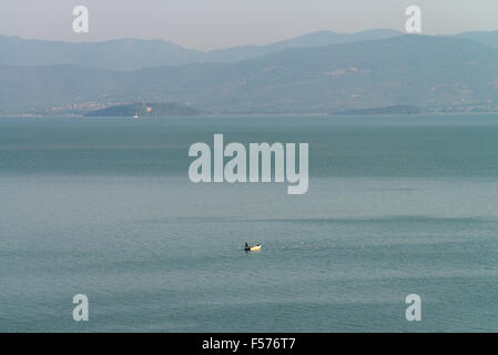 Italienische Landschaft Umbriens mit Trasimeno See, Italien, Europa Stockfoto