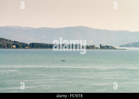 Italienische Landschaft Umbriens mit Trasimeno See, Italien, Europa Stockfoto