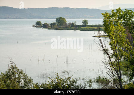 Italienische Landschaft Umbriens mit Trasimeno See, Italien, Europa Stockfoto