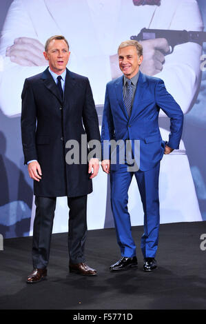 Berlin, Deutschland. 28. Oktober 2015. (l-R) Daniel Craig und Christoph Waltz bei der Premiere des neuen James-Bond-Films "Spectre" im Cinestar Sonycenter in Berlin, Deutschland. Am Oktober 287., 2015. / Allianz Credit Bild: Dpa picture-Alliance/Alamy Live News Stockfoto