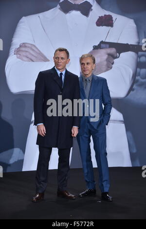 Berlin, Deutschland. 28. Oktober 2015. (l-R) Daniel Craig und Christoph Waltz bei der Premiere des neuen James-Bond-Films "Spectre" im Cinestar Sonycenter in Berlin, Deutschland. Am Oktober 287., 2015. / Allianz Credit Bild: Dpa picture-Alliance/Alamy Live News Stockfoto