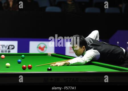 Daqing, Chinas Provinz Heilongjiang. 29. Oktober 2015. Marco Fu konkurriert in der Viertelfinal Match gegen David Gilbert bei Snooker-International-Weltmeisterschaft 2015 in Daqing, Nordost-China Provinz Heilongjiang, am 29. Oktober 2015. Marco Fu verlor 5-6. Bildnachweis: Wang Song/Xinhua/Alamy Live-Nachrichten Stockfoto