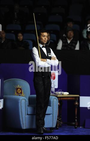 Daqing, Chinas Provinz Heilongjiang. 29. Oktober 2015. Marco Fu blickt auf in der Viertelfinal Match gegen David Gilbert bei Snooker-International-Weltmeisterschaft 2015 in Daqing, Nordost-China Provinz Heilongjiang, am 29. Oktober 2015. Marco Fu verlor 5-6. Bildnachweis: Wang Song/Xinhua/Alamy Live-Nachrichten Stockfoto