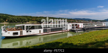 Die Viking River Cruiser Langschiff Jarl vertäut am dock in Melk, Österreich, an der Donau. Stockfoto