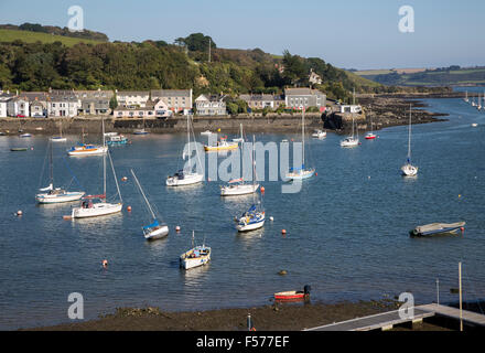 Yachten auf Liegeplätze am River Fal, Flushing, Cornwall, England, UK Stockfoto