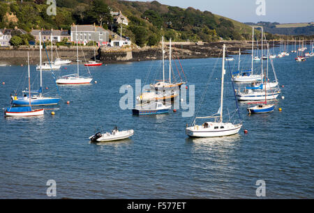 Yachten auf Liegeplätze am River Fal, Flushing, Cornwall, England, UK Stockfoto