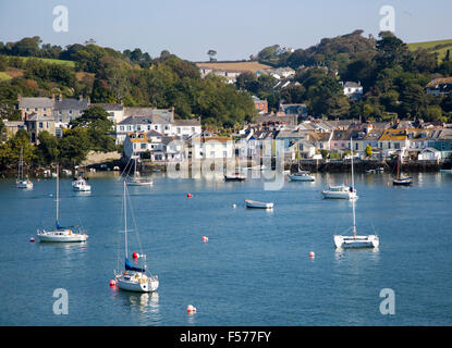 Yachten auf Liegeplätze am River Fal, Flushing, Cornwall, England, UK Stockfoto