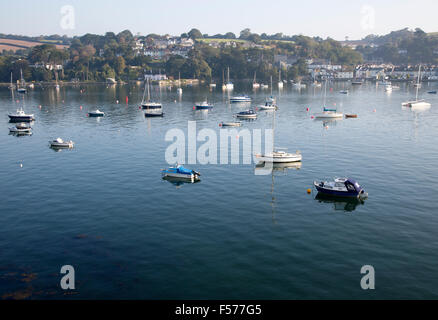 Yachten auf Liegeplätze am River Fal, Flushing, Cornwall, England, UK Stockfoto
