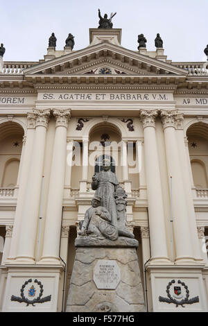 Statue vor der Basilika von H.H. Agatha und Barbara in Oudenbosch, Niederlande Stockfoto