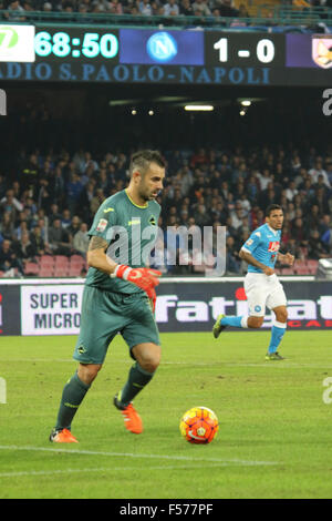 Neapel, Italien. 28. Oktober 2015. Stefano Sorrentino von Palermo in Aktion während das Fußballspiel zwischen SSC Neapel und Palermo im Stadio San Paolo. © Salvatore Esposito/Pacific Press/Alamy Live-Nachrichten Stockfoto