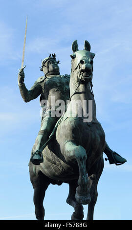 Reiterstatue von Bertrand du Guesclin auf dem Marktplatz in Dinan, Bretagne, Frankreich EU Stockfoto