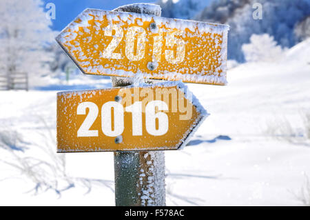 zwei Platten gelb Berg mit Blick auf die entgegengesetzte Richtung 2015-2016 Stockfoto