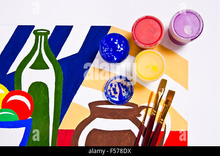 Flaschen mit Gouache Farben und verschiedene Arten von Bürsten für künstlerische Gemälde. Ursprünglichen künstlerischen Malerei von Stillleben auf th Stockfoto