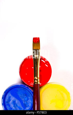 Flaschen mit Gouache Farben und verschiedene Arten von Bürsten für künstlerische Gemälde auf dem weißen Hintergrund. Stockfoto